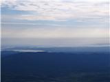 pogled čez Črne hribe z najvišjim Trsteljem na Pancanski zaliv pri Tržiču/Monfalcone in naprej proti Gradežu