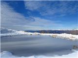 pri jezercu na Maršinski planini s pogledom na Dolomite
