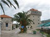Split, Trogir, Marina Znamenitost je grajski stopl v Marini, ki je bil v davnini obdan z morjem in mostom preko