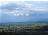 Brestovec in Debela griža (Monte San Michele) srčasti oblaki nad Furlansko nižino,desno Krminska gora