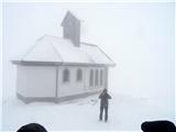 V megli, snegu in vetru se je cerkvica komaj videka