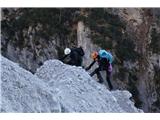Monte Bruca - 1584 m Tako napornega prečenja plazovine si nismo predstavljali. Na našo veliko srečo je bila pomrznjena. Kaj dosti fotk mi tu razumljivo ni uspelo narediti :)