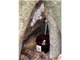 V drevesni duplini steklenica znane vsebine, ki bo izpraznjena odnešena v dolino...