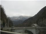 Danes se vremenarji niso zmotili - nad Napoleonovim mostom v Kobaridu se v lepem vremenu mogočno boči Kraji vrh 