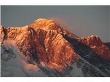 Everest lovi zadnje sončne žarke