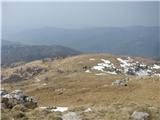 pogled na kopno strmo pot z Maršinske planine in naprej proti vasi Matajur