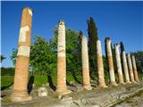 med številnimi ostanki iz časov Rimljanov je tudi Forum