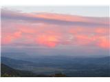 rožnati oblaki nad Nanosom in Vremščico bolj spominjajo na sončni vzhod kot zahod 