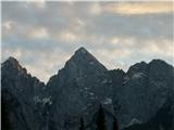 Špik (2472 m) - SZ greben Ob vrnitvi sva se ustavila za kratek čas pri Gozd Martuljku in naredila to sliko MMP, Špika in Frdamanih polic. Lepo je viden greben med Frdamanim policam in Špikom. 