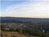 pred sončnim zahodom z vrha Sabotina - pogled na obe Gorici in vse do morja, ki je kot na dlani