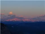 Planina Govnjač rdeči odsev zahajajočega sonca na Kamniško Savinjskih Alpah in Krvavcu