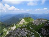 spodaj planina Za Črno goro, v ozadju vrhovi nad Soriško planino