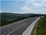 Pogled na avtocesto in viadukt Črni Kal