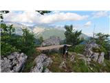 Nova razgledna klopca na grebenu Baba - Potoška gora, zadaj se vidita Krvavec in Kalški greben.