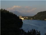 približan pogled na Blejsko jezero z žel. postaje ob 19.00 uri, ko je sonce žarilo le še hotele ob jezeru