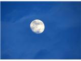 na drugi strani se je še ne čisto okrogla Luna borila z oblaki