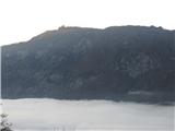 Vrh Labrje in Debeli lašt S poti proti Komarči - jezero megle z Voglom