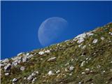 za pobočjem Krasjega vrha zahajajoča luna 