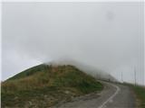 Mt. Lesima 1724m Čez vrh se je s severnikom podila mrzla megla