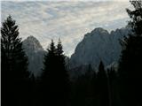 Špik (2472 m) - SZ greben Razor in Zadnji Prisojnik. Lepo se vidi tudi Zadnje Prisojnikovo okno.