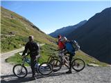 Fineilspitze -  Punta di Finale (3516) Do sem s kolesom, naprej nekateri tudi peš