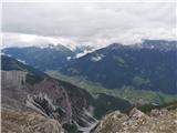 Serles (2717 m; 7SS) in Lämpermahdspitze (2595 m) Oblaki so se razkadili. Pogled proti Stubajski dolini