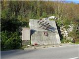 Ob cesti Grgar-Grgarske Ravne stoji spomenik tragično umrlim vojakom JLA, ki so pomagali graditi cesto