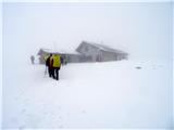 proti Domu na Matajure je močno pihalo in snežilo