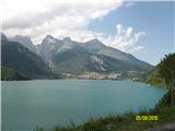 Planota Pradel 1540m-Dolomiti di Brenta jezero in kraj Molveno in planota Pradel nad njim