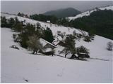 Domačija na južnem delu Velikega Sloma je bila v snegu in v ozadju vrhova Žlodržek in Topolovec v megli...