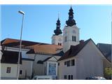 v središču kraja Moravče stoji velika in od daleč vidna cerkev