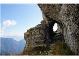 Monte Cadria Tudi luknje so vrtali v skalo, da so speljali pot