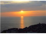 Slovenska obala zahajajoče sonce je kot snop reflektorja ožarilo Piran
