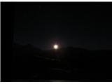 Konjsko sedlo (1782 m) okoli treh zjutraj me je zbudila Luna, ki je kot žaromet osvetlila sobo