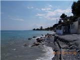 Del obale pod kampom, toplo Egejsko morje vabi.