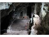 pogled v sicer zaklenjeno notranjost svete jame.