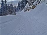 Cesta včaraj proti vrhu neprevozna in pod snegom povsem ledena.