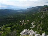 Staza litica - Pot  nad pečinami (Crikvenica, Novi Vinodolski) Pogled s Klamaruše - dolina v zaledju Crikvenice, vidi se tudi umetno Tribaljsko jezero
