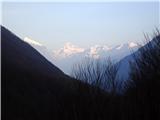 Nizki vrh (Monte Nischiuarch), 1258 m Približan pogled na naše sončne  Julijce iz doline Učje blizu mejnega prehoda.
