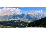 spodaj Cortina dAmpezzo desno v ozadju Monte Antelao poznan kot kralj Dolomitov je z 3264 metri najvišji vrh v vzhodnih Dolomitih