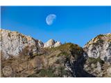 Prizor 2. Lunin zahod nad Slemenovo špico. Obiskovalec na vrhu špice jo lahko skoraj doseže :)