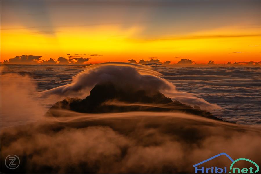 Spektakel jutra na Kilimanjaru - Mawenzi v oblakih.