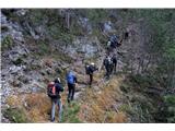 Monte Scinauz Dokaj novo uhojena potka je sledljiva, le na nekaterih mestih se uspešno skriva