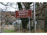 V naselju Boneti.