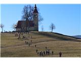 Že od vrha Vrsnika pa se vidi na gričku cervkica Sv. Tomaža-okoli cerkvice pa je polno pomnikov NOB.
