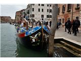 SU E ZO - gori doli po mostovih Benetk Ena lepše poslikanih barkač