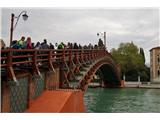 SU E ZO - gori doli po mostovih Benetk Ta most je novejše sorte in je nadomestil odsluženega