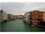 SU E ZO - gori doli po mostovih Benetk Grande canal, oziroma Veliki kanal. Je najširši od vseh v Benetkah
