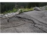 Najhuje je cesta poškodovana 3 km pred prelazom, tam kjer v serpentinah reže strmo pobočje