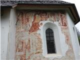Zanimive so freske zunaj na steni cerkve.